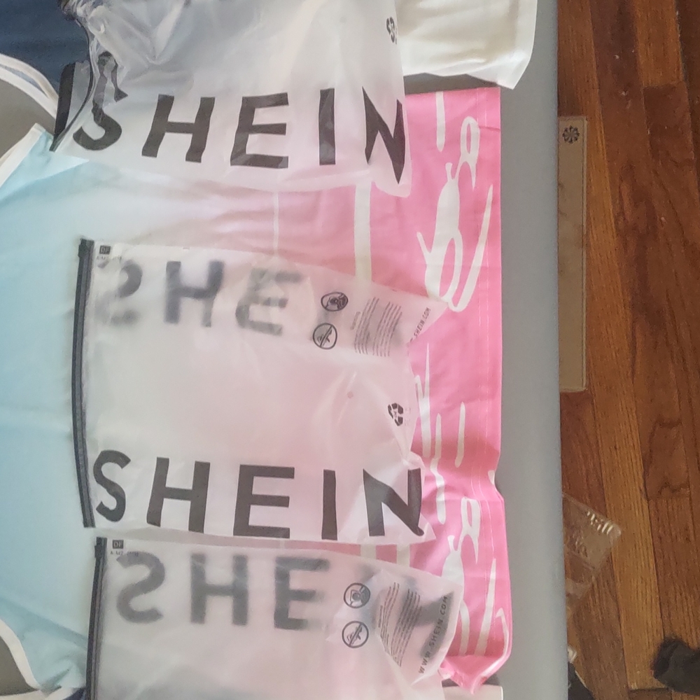 3 Tank tops XL - Picture 8 of 8